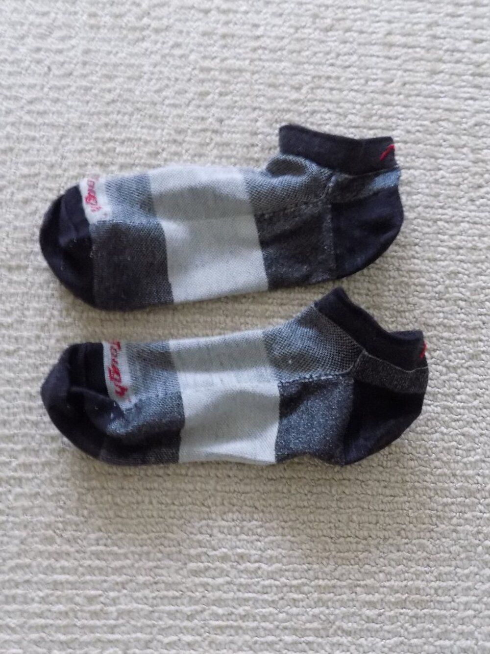 DARN TOUGH Men's Hiker No Show Hiking Socks BLACK GREY medium